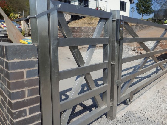 Stainless Steel Gate Road View